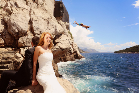 新娘和新郎在靠近海边的悬崖上