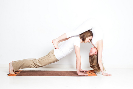 瑜伽姿势对年轻夫妇
