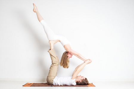 瑜伽姿势对年轻夫妇
