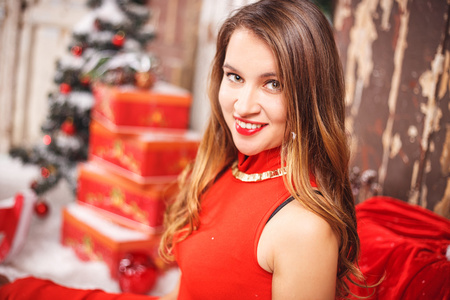 美丽甜美的年轻女子，在华丽的晚礼服，在圣诞节背景画像