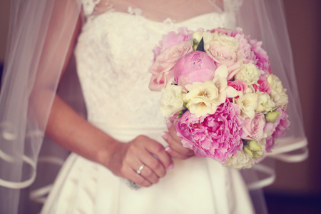 新娘抱着艳丽的牡丹花束