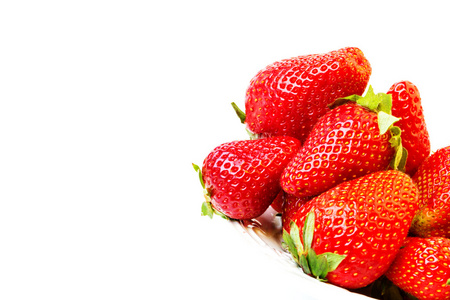 成熟的草莓，在一个白色背景选择性柔软的焦点