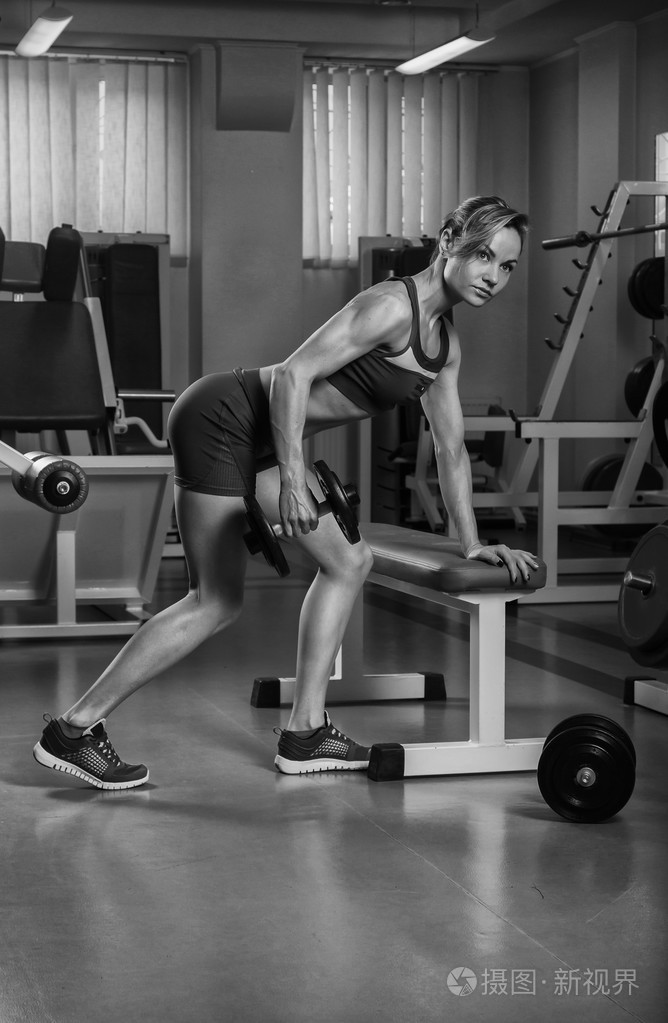 在健身房锻炼的肌肉金发