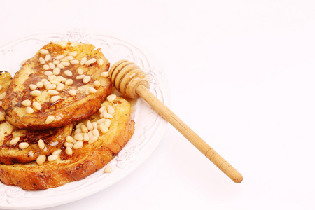 法国吐司蜂蜜糖浆蒜香松仁早餐甜点选择性软焦点