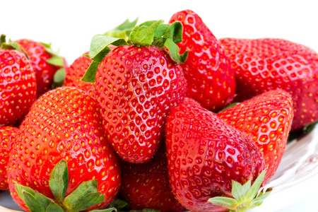 成熟的草莓，在一个白色背景选择性柔软的焦点