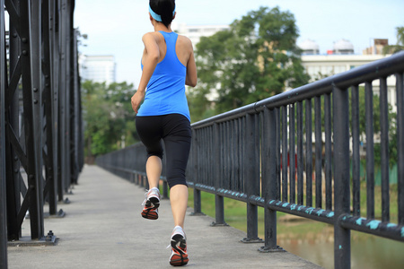 跑步运动员在铁桥上运行