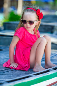 漂亮的小女孩户外热带度假村的肖像