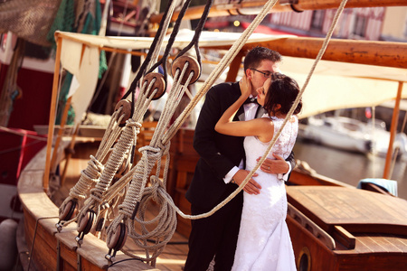 新娘和新郎拥抱靠近大船与字符串