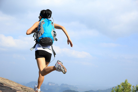 亚洲女人徒步旅行者运行