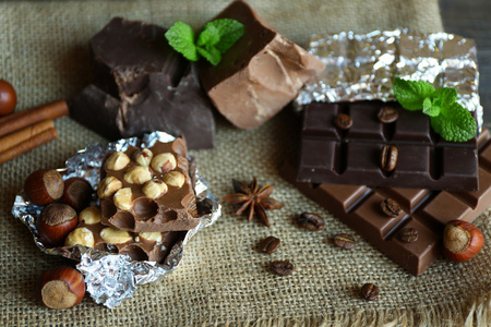 美味的巧克力与香料在木桌子上，特写