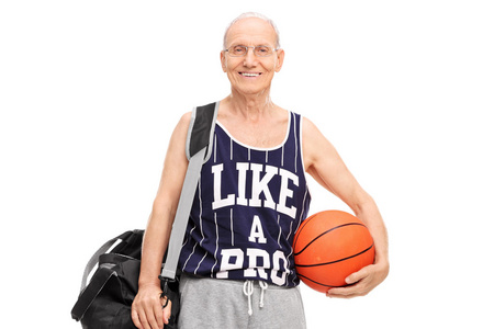 老人拿着篮球运动装图片