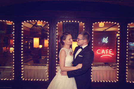 新娘和新郎拥抱在一家咖啡厅酒吧