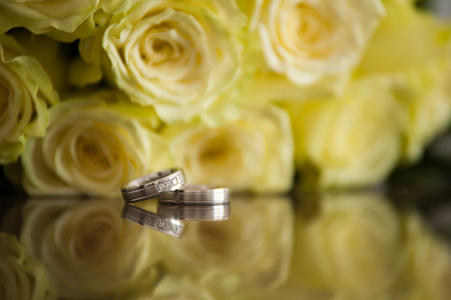 订婚戒指与黄玫瑰图片