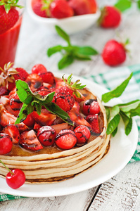 浆果和草莓煎饼