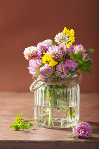 丰富多彩的医疗花卉和草药在玻璃罐里