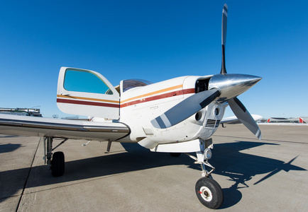 个螺旋桨飞机站在着陆跑道的沥青相似素材图片