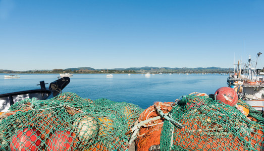 蓝蓝的天空渔网捕鱼码头，陶朗加