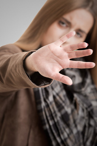 的女人享受阳光,保护自己这是一个年轻漂亮的金发女人用手捂住耳朵