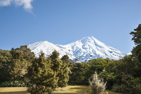 埃格蒙特山。白雪皑皑