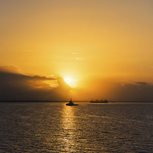 在特立尼达和多巴哥海方形构成的日出