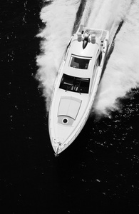 蒂尔雷尼亚海的豪华游艇