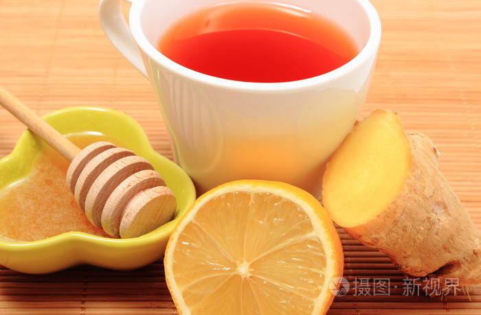 杯与蜂蜜姜和柠檬的健康茶