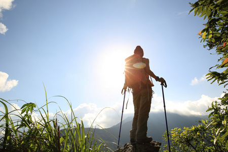 女背包客在山