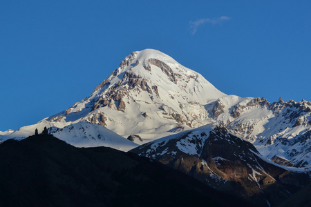 卡兹别克山麓黎明的雪原高峰。格鲁吉亚