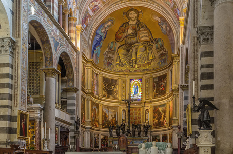 意大利比萨大教堂的内部