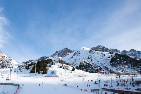 斜坡上滑雪度假村