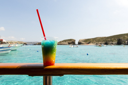 夏日彩虹鸡尾酒在海滩上