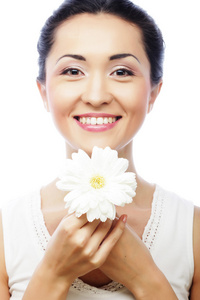 年轻的亚洲女子捧着白色嘉宝花