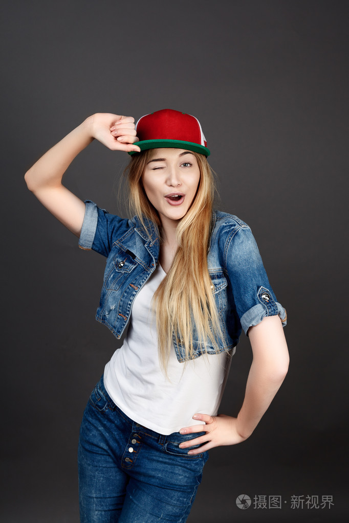 年轻漂亮的金发碧眼的女模特摆姿势在工作室