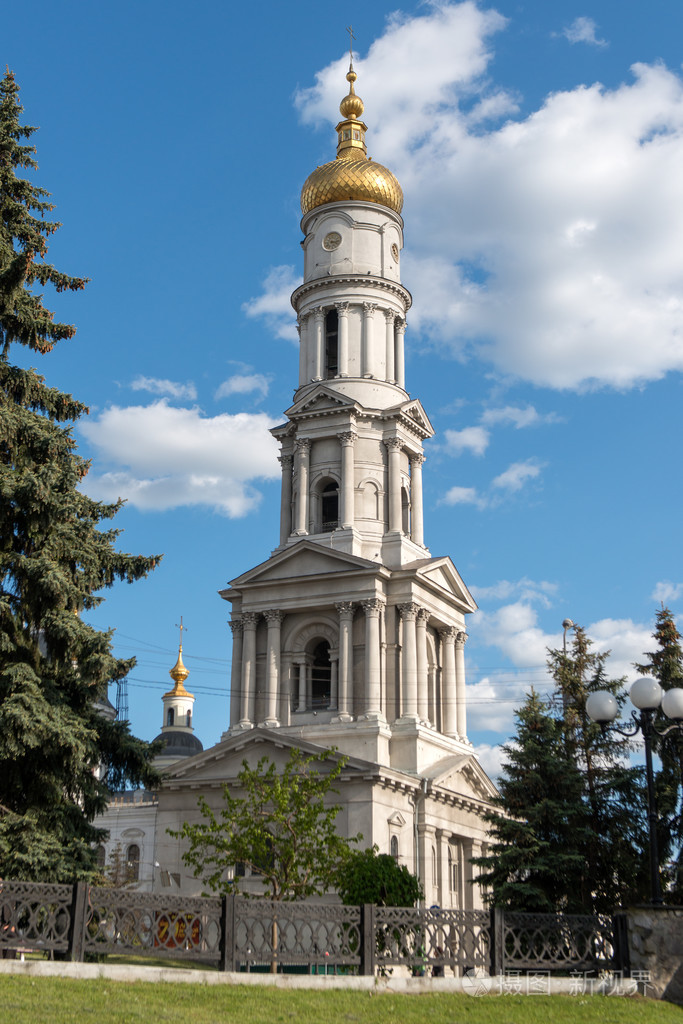 市中心的假设在哈尔科夫乌克兰大教堂的钟楼