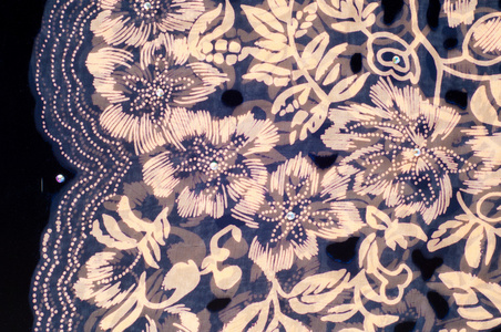 有质感的丝绸布。 深蓝，金色的彩花