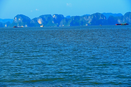 岩石地层和群岛从哈长湾海滩越南