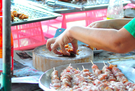 民煮鸡肉炒饭在柔和的灯光