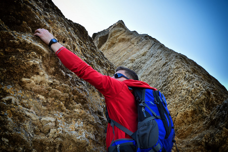 背包登山人图片