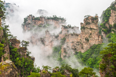 朦胧的陡峭山的山峰   张家界国家公园中国