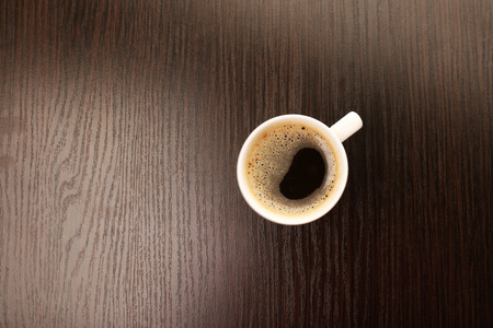 杯咖啡在木桌子上，顶视图