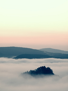 山谷上空的朦胧日出。森林小丘增至雾，雾被色到蓝色 金色和橙色