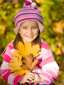 秋天的小女孩画像
