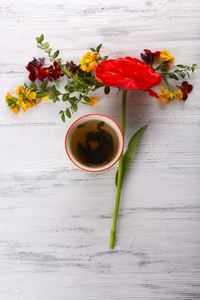 杯茶，美丽的花朵，木质的背景