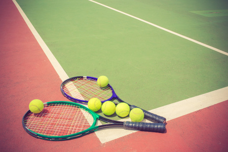 网球拍和球在网球法院复古色调