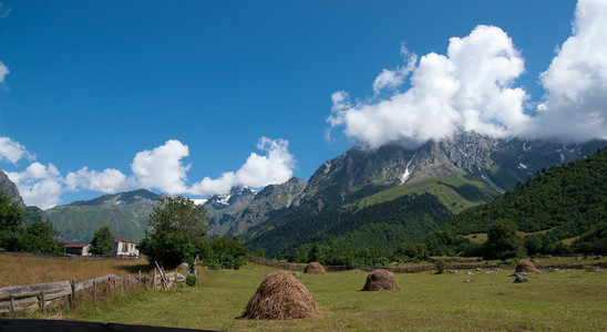 在山中徒步旅行