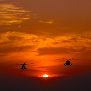 架 mi8 型直升机，温暖日落