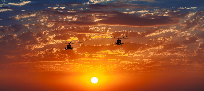 架 mi8 型直升机，温暖日落，天体全景