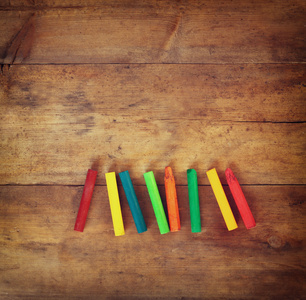 图像的各种五颜六色的彩笔，木制的桌子上