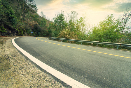 蜿蜒的道路背景中国图片