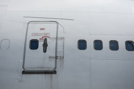 在飞机上的紧急出口照片